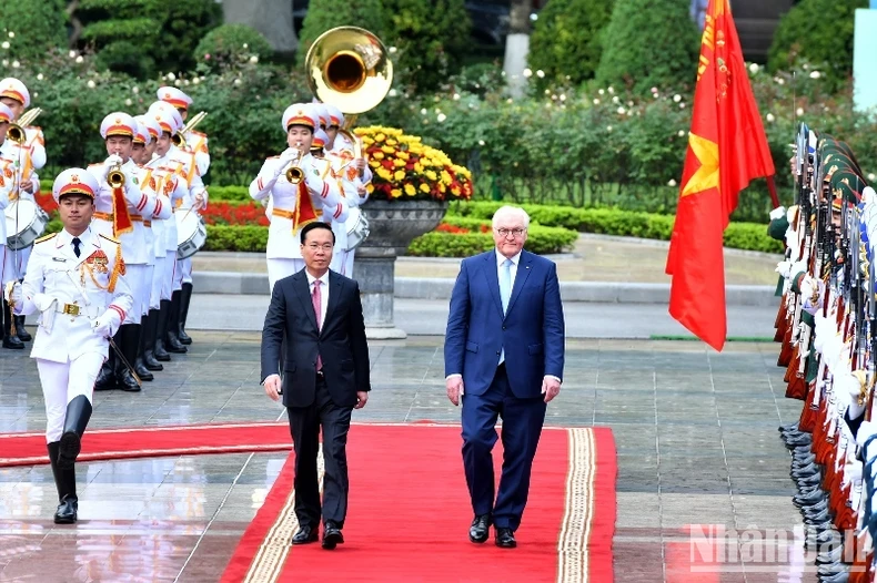 President Vo Van Thuong (L) and German President Frank-Walter Steinmeier at the ceremony held to welcome the latter in Hanoi on January 23. (Photo: NDO)