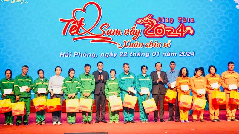Deputy PM Tran Luu Quang presents Tet gifts to policy beneficiaries and workers in Hai Phong City.