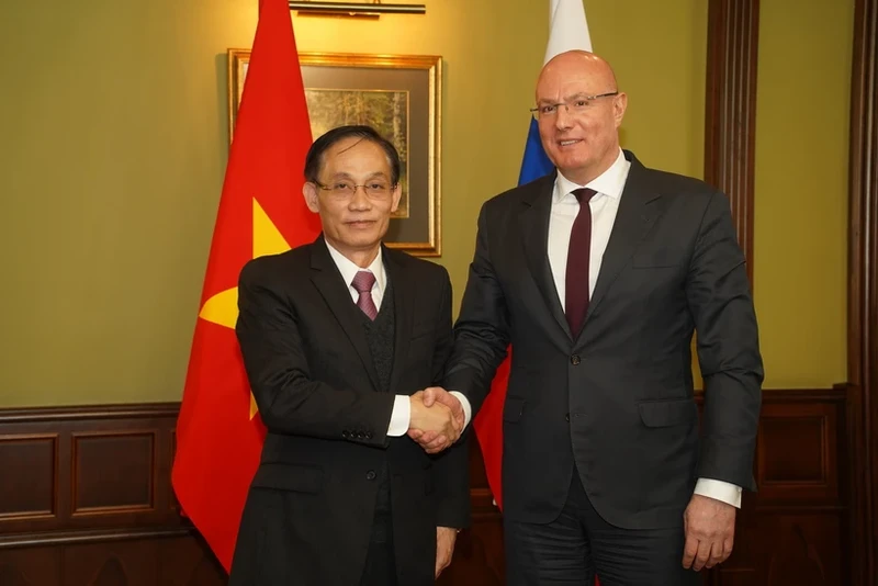 Secretary of the Communist Party of Vietnam (CPV) Central Committee and head of its Commission for External Relations Le Hoai Trung and Deputy Prime Minister Dmitry Chernyshenko who is also co-chair of the Vietnam-Russia Inter-Governmental Commission on Economic, Trade, Scientific and Technological Cooperation. (Photo: VNA) 