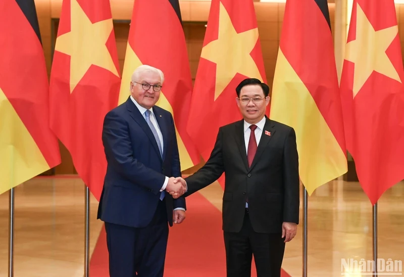 Chairman of the National Assembly Vuong Dinh Hue (R) and German President Frank-Walter Steinmeier at their meeting in Hanoi on January 23. (Photo: NDO)