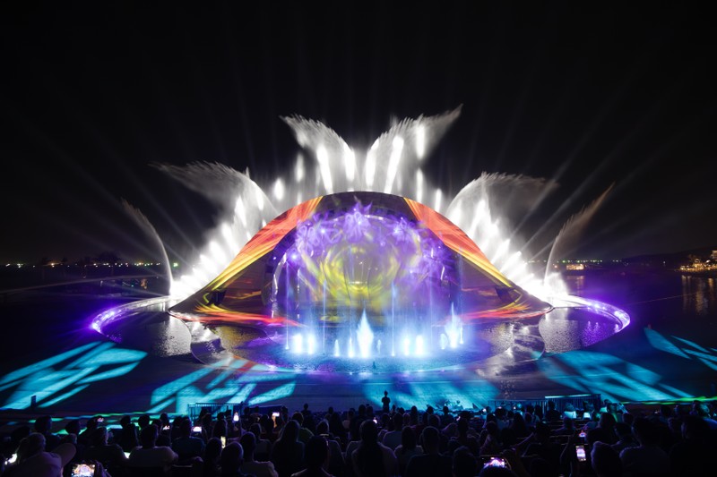 Kiss of the Sea is the largest multimedia show held on water in the world.