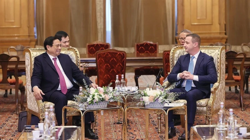 Prime Minister Pham Minh Chinh (L) meets with Romanian President of the Chamber of Deputies Alfred Simonis. (Photo: VNA)