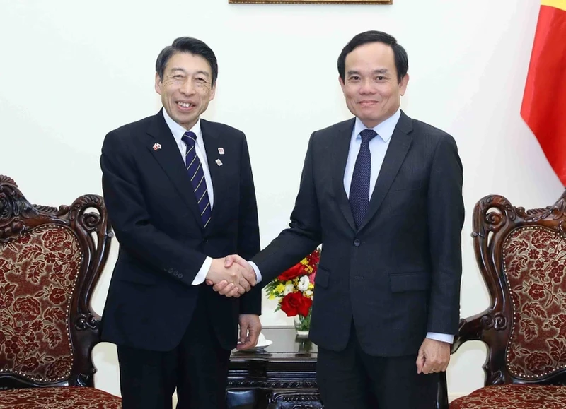  Deputy Prime Minister Tran Luu Quang (R) and Governor of Fukuoka Hattori Seitarom (Photo: VNA)