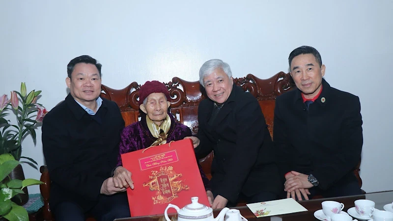 VFFCC President Do Van Chien presented Tet (Lunar New Year) gifts to Nguyen Thi Khiem in Bang Lung Town, Cho Don District. (Photo: VU GIANG)