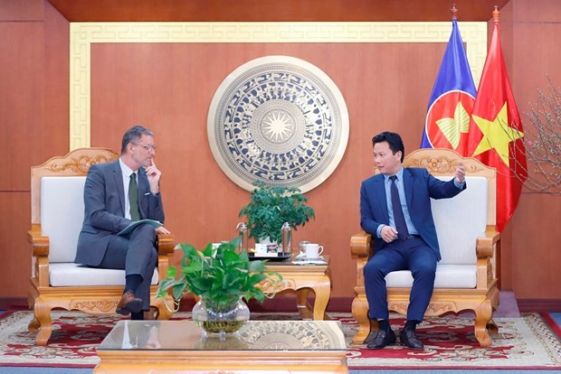 Minister of Natural Resources and Environment Dang Quoc Khanh (right) meets with French Ambassador to Vietnam Olivier Brochet. (Photo: tainguyenmoitruong.gov.vn) 