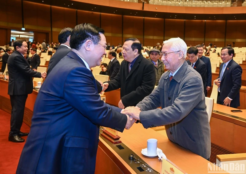 NA Chairman Vuong Dinh Hue meets with former NA leaders. (Photo: NDO)