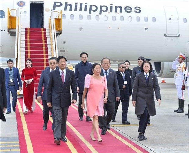 Philippine President Ferdinand Romualdez Marcos Jr. and his spouse arrive in Hanoi. (Photo: VNA)