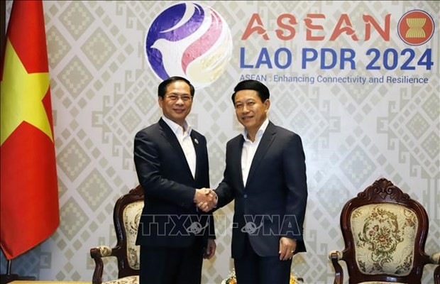 Minister of Foreign Affairs Bui Thanh Son (L) and Lao Deputy Prime Minister and Minister of Foreign Affairs of Laos Saleumxay Kommasith (Photo: VNA)