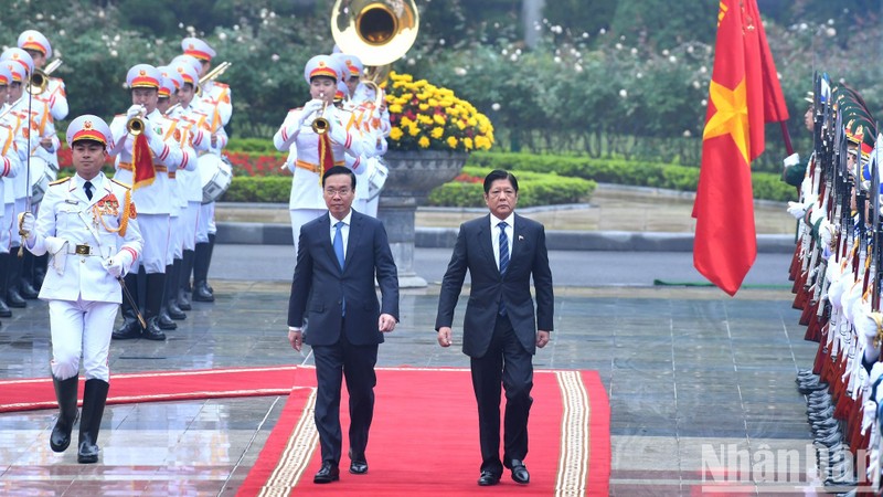 President Vo Van Thuong and Philippine President Ferdinand Romualdez Marcos Jr. inspect the guards of honour at the welcome ceremony.