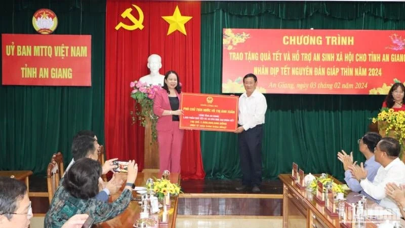 Vice President Vo Thi Anh Xuan presents Tet gifts. 