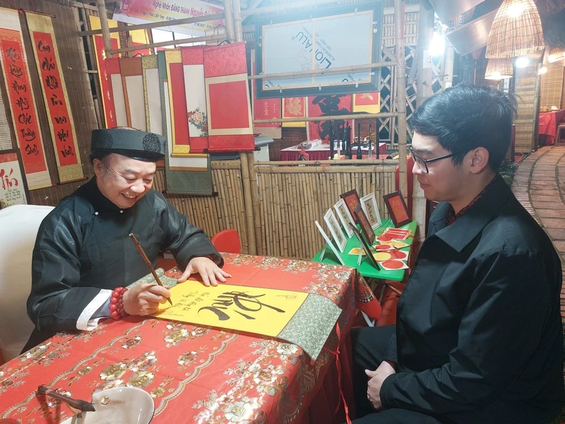 Visitors are eager to receive calligraphic works.