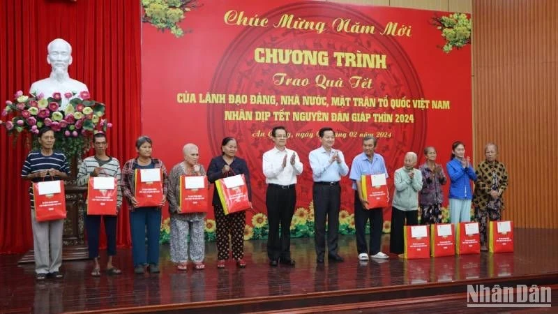 Deputy PM Le Minh Khai presents Tet gifts to poor households. (Photo: NDO)