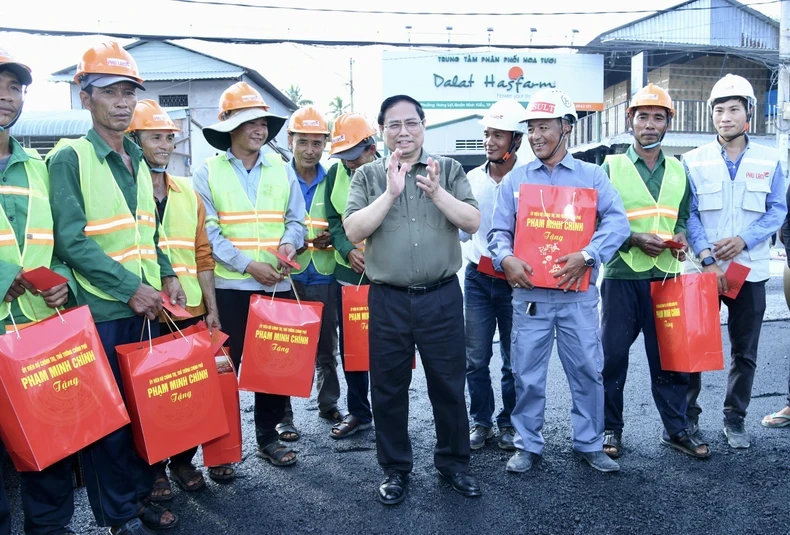 Prime Minister Pham Minh Chinh presents Tet gifts to 50 workers who are constructing a 5.16-km Can Tho river embankment. (Photo: NDO)