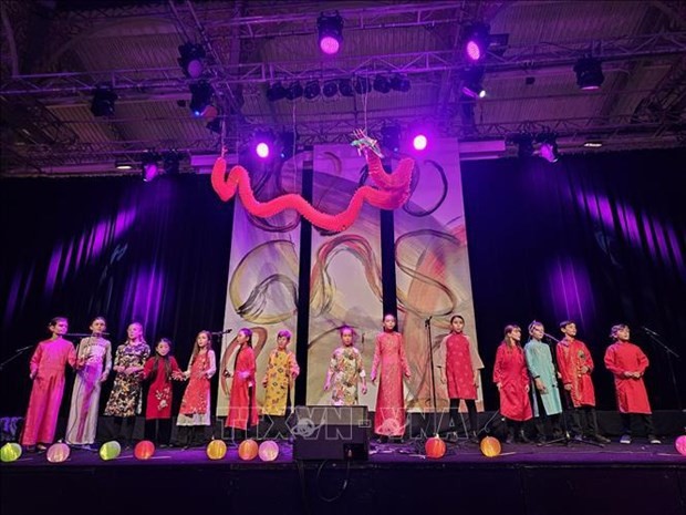 An art performance at the Tet gathering held by the General Union of Vietnamese People in France. (Photo: VNA)