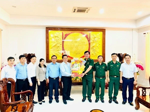 The Party official pays a pre-Tet visit to Tien Giang Provincial Border Guard Command.