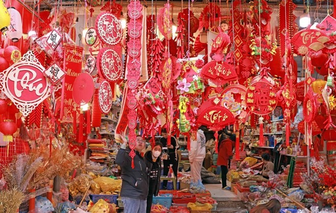 A shop of Tet decorations on Hang Ma street in Hanoi (Photo: VNA)