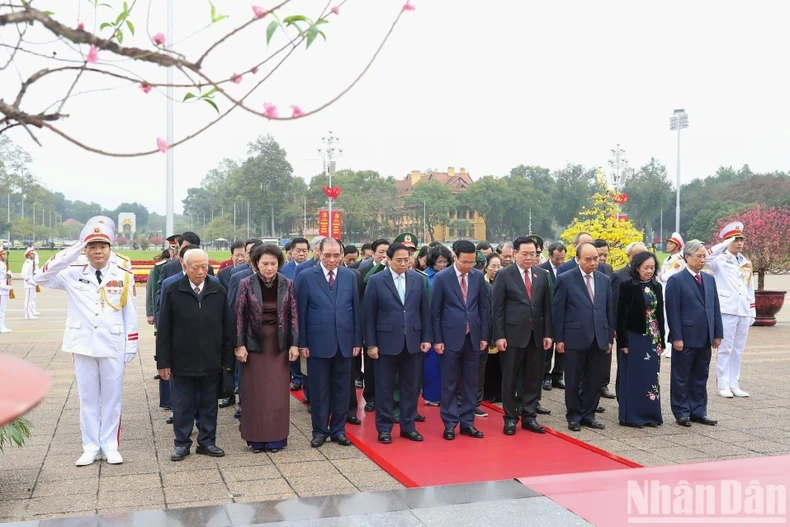 Leaders and former leaders of the Party and State, and delegates pay tribute to late President Ho Chi Minh (Photo: NDO)