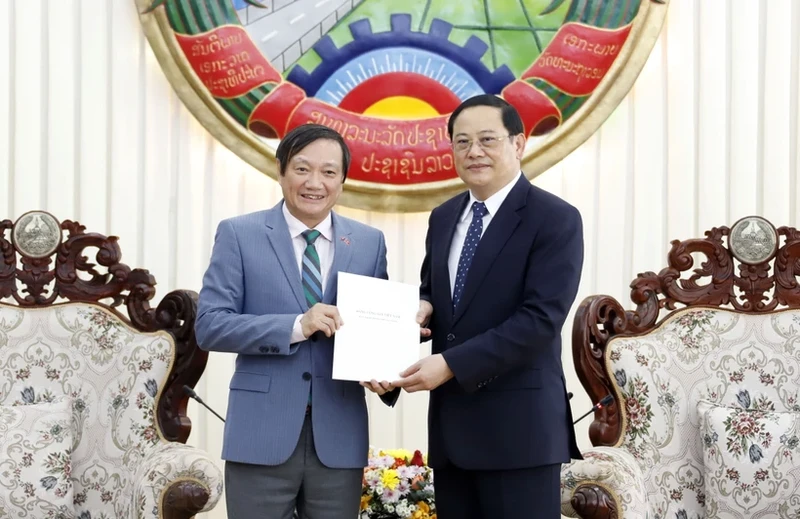 Vietnamese Ambassador to Laos Nguyen Ba Hung (L) presents a gift from Party General Secreatry Nguyen Phu Trong to Lao Prime Minister Sonexay Siphandone at the event (Photo: VNA)