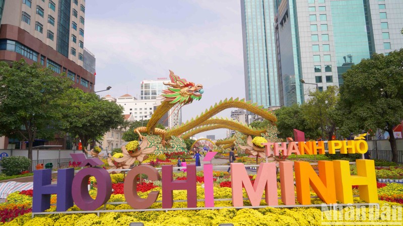 As of the morning of February 6, the arrangement of Nguyen Hue Flower Street has been basically completed and stands ready to welcome tourists from 7pm on February 7.