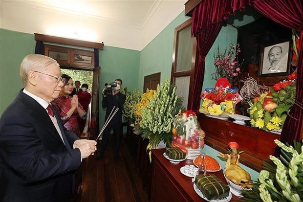 Party General Secretary Nguyen Phu Trong offers incense in tribute to late President Ho Chi Minh at House 67 inside the Presidential Palace complex in Hanoi on February 7. (Photo: VNA) 