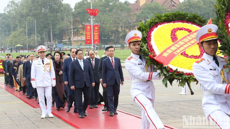 The leaders and former leaders of the Party and State pay tribute to President Ho Chi Minh.