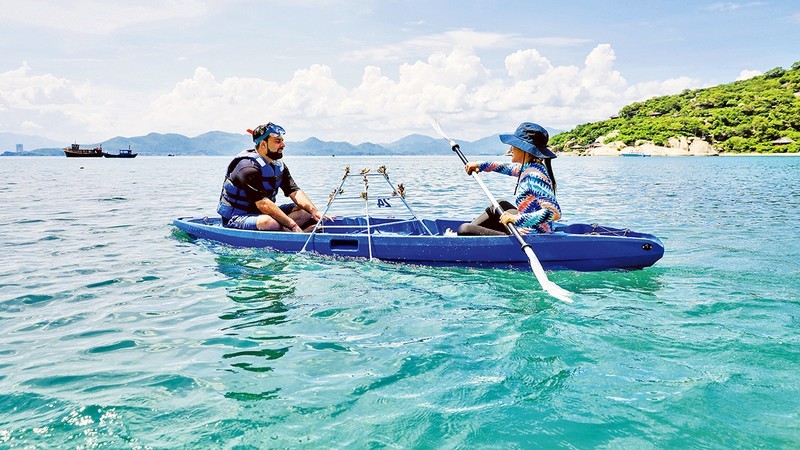 Tourists participate in coral planting activities at Ninh Van Bay. (Photo: Six Senses Ninh Van Bay)