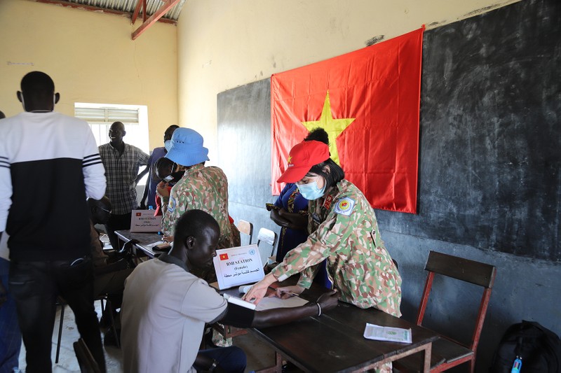 Vietnamese soldiers are providing medical examination in Abyei. (Photo: Vietnam Department of Peacekeeping Operations)