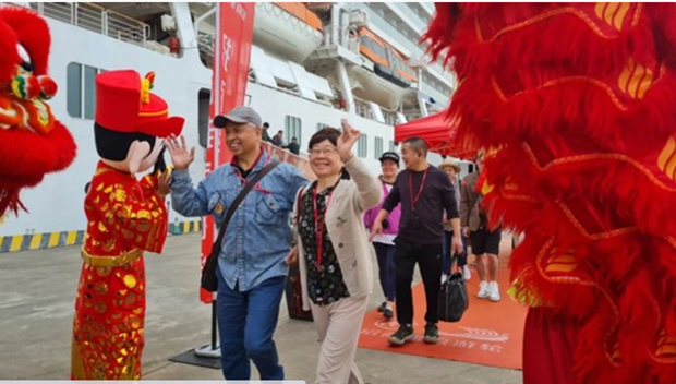 Tourists from Chinese-flagged cruise ship Zhao Shang Yi Dun are welcomed at Ha Long International Cruise Port in Quang Ninh province.(Photo: VNA)