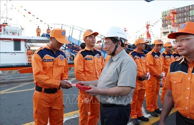 Prime Minister Pham Minh Chinh extends New Year greetings to personnel working at Tan Cang - Cai Mep international port (TCIT) (Photo: VNA)