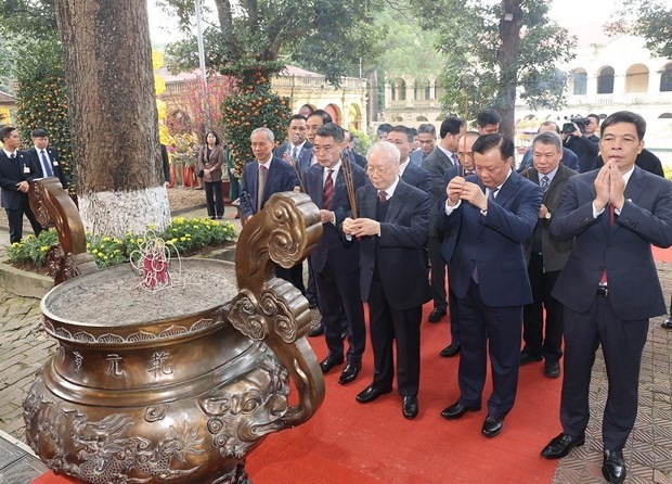 Party General Secretary Nguyen Phu Trong (front, centre) and other officials offer incense at Kinh Thien Palace in the Imperial Citadel of Thang Long on February 13. (Photo: VNA)