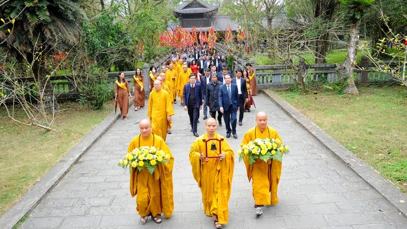 Provincial leaders, religious dignitaries, monks and nuns perform the rituals. (Photo: XUAN LAM)