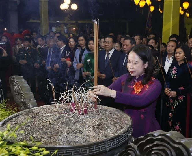 Vice President Vo Thi Anh Xuan offers incense at the Trung Sisters’ Temple. (Photo: VNA)