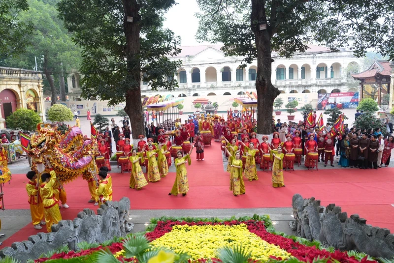 Thang Long Imperial Citadel has been brilliant during the incense offering ceremony.