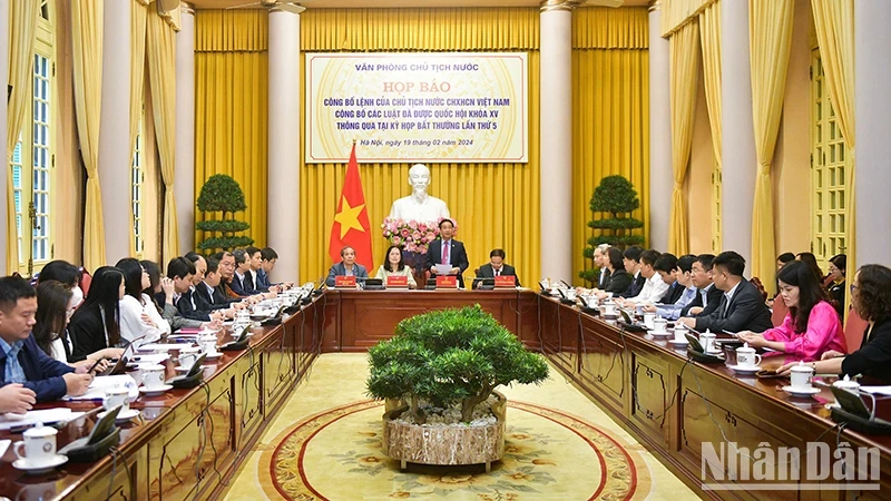 Vice Chairman of the Presidential Office Pham Thanh Ha (standing) reads the President’s order announcing two laws that were approved by the 15th National Assembly during its fifth extraordinary session (Photo: NDO)