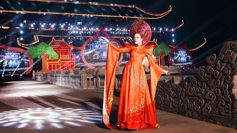 Ao dai - Vietnamese traditional costumes - Huynh Phuong - Miss