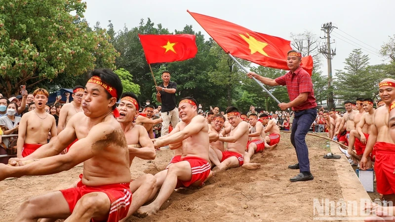 The tug-of-war ritual at Tran Vu Temple Festival 2023. (Photo: NHAT QUANG)