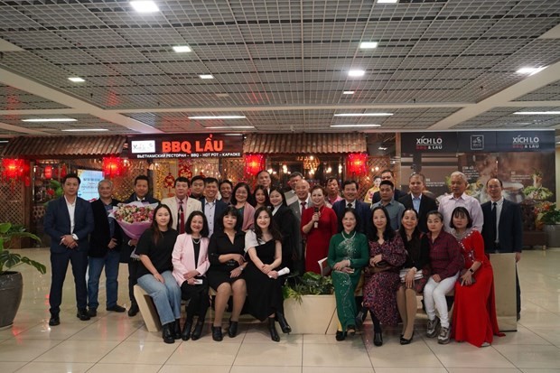 Members of the Vietnam Pharmaceutical and Medical Association in Russia and guests in a group photo. (Source: VNA)
