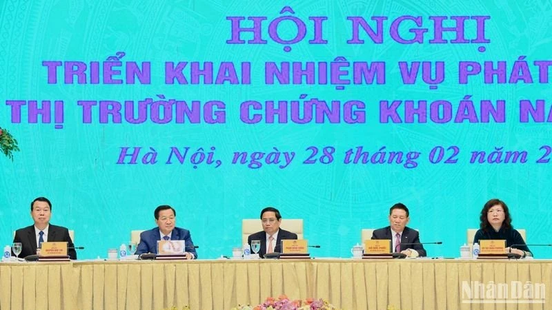 PM Pham Minh Chinh (centre) chairs the conference on this year's stock market development tasks on February 28. (Photo: NDO)
