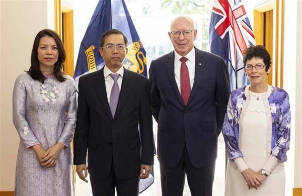 Vietnamese Ambassador to Australia Pham Hung Tam (second left) and his spouse pose for a group photo with Australian Governor General David Hurley (second right) and his spouse (Photo: VNA) 