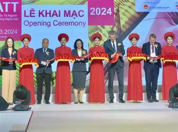 At the ribbon cutting ceremony to open the Vietnam International Trade Fair for Apparel, Textiles and Textile Technologies in Ho Chi Minh City on February 28. (Photo: VNA) 