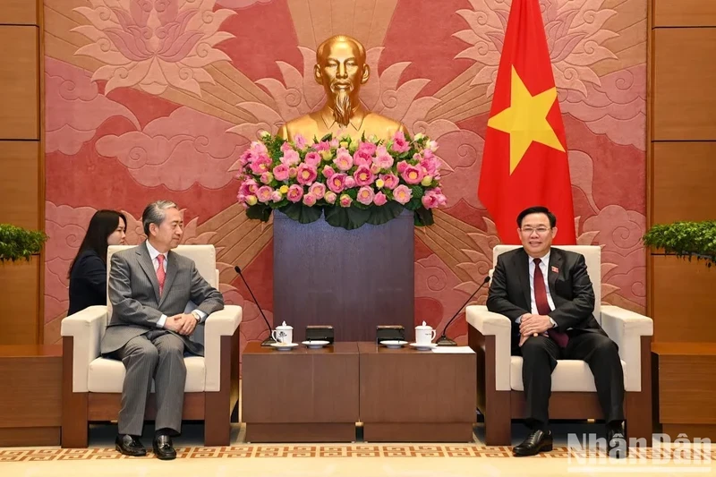 NA Chairman Vuong Dinh Hue (R) and Chinese Ambassador to Vietnam Xiong Bo. (Photo: NDO)