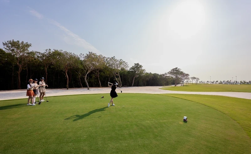 Audiences can watch skilful shots at two top-class golf courses.