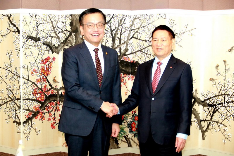 Korean Deputy Prime Minister and Minister of Economy and Finance Choi Sang-mok (L) receives Vietnamese Minister of Finance Ho Duc Phoc on March 8 (Photo: VNA) 