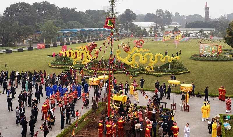 A delegation of overseas Vietnamese attends an incense offering ceremony at the Thang Long Imperial Citadel. (Photo: THANH GIANG)