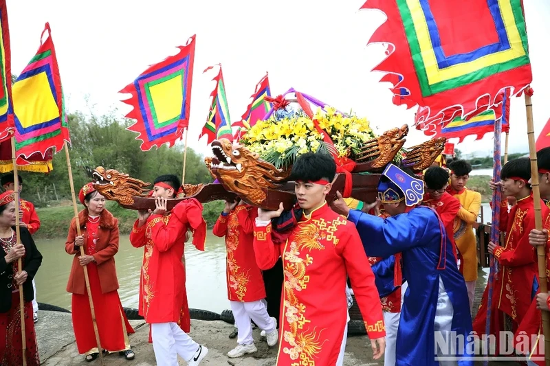 Strong young men with good character in the village are chosen to carry the palanquin for the water procession.