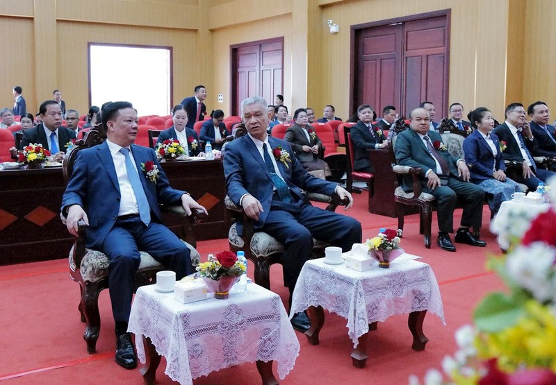 Secretary of Hanoi Municipal Party Committee Dinh Tien Dung and Secretary of the Party Committee of Vientiane Anouphap Tounalom at the inauguration ceremony. (Photo: hanoimoi.vn)