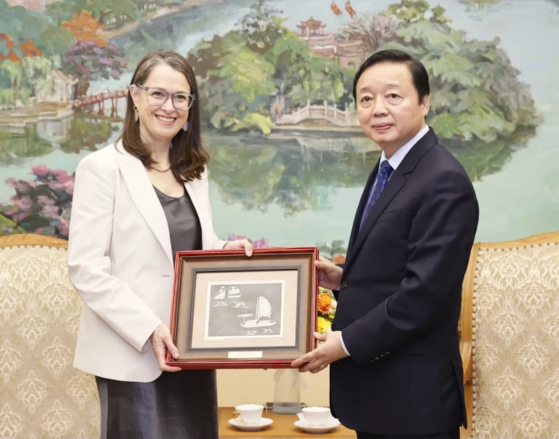 Deputy Prime Minister Tran Hong Ha presents a gift to Canadian Ambassador for Climate Change Catherine Stewart in Hanoi on March 14. (Photo: VNA)