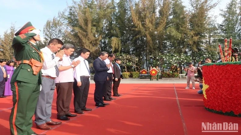 Member of the Party Central Committee, Secretary of Khanh Hoa Provincial Party Committee Nguyen Hai Ninh (fifth from left) and other delegates pay tribute to fallen soldiers. (Photo: PHONG NGUYEN)