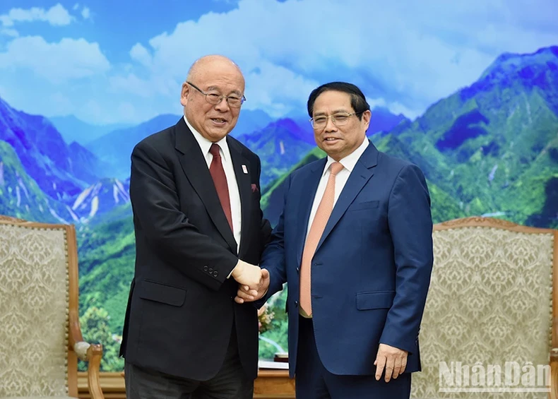 PM Pham Minh Chinh (R) and Special Advisor to the Japan-Vietnam Parliamentary Friendship Alliance Takebe Tsutomu. (Photo: NDO) 