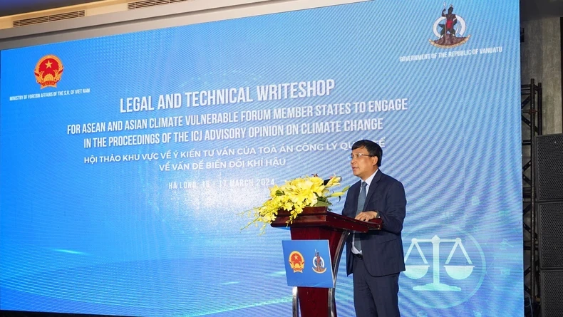 Permanent Deputy Minister of Foreign Affairs Nguyen Minh Vu delivers an opening speech for the writeshop.